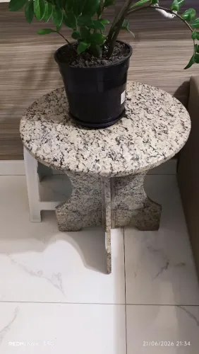 Mesa de Canto em Granito - Elegância e Durabilidade