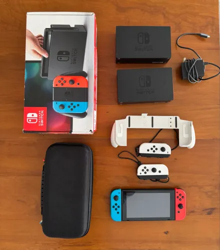 Nintendo Switch + 2 docks + 4 joycons + case +grip + cartão memória 