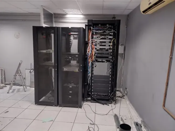 Rack SERVIDOR Piso Altura Útil 42u 1070mm 19" Preto AR3100 APC