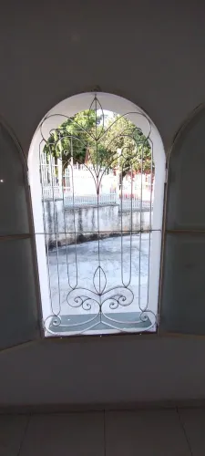 02 Vitrôs para sala estilo capela, colonial, com vidro jateado e grade de proteção.