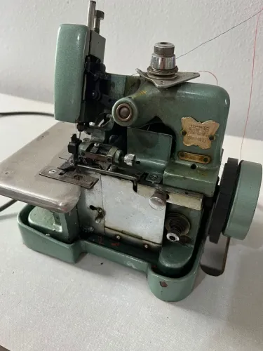 Máquina overlock chinesinha 