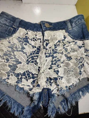 short jeans destroyed com aplicação frontal de renda guipir