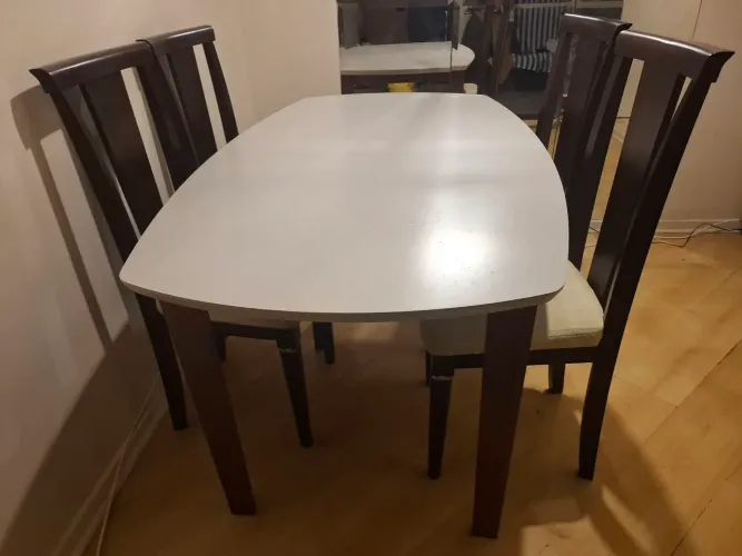 Mesa de jantar com 4 cadeiras
