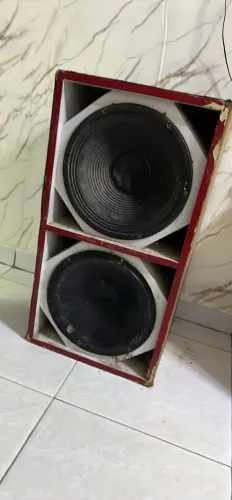 Vende-se alto falante valor : 300,00