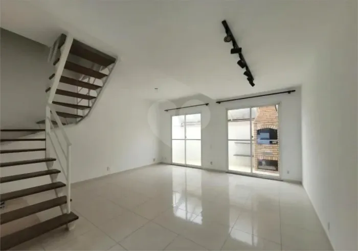 Casa à venda com 3 quartos, sendo 1 suíte, no condomínio Liberty Village, São Paulo - SP