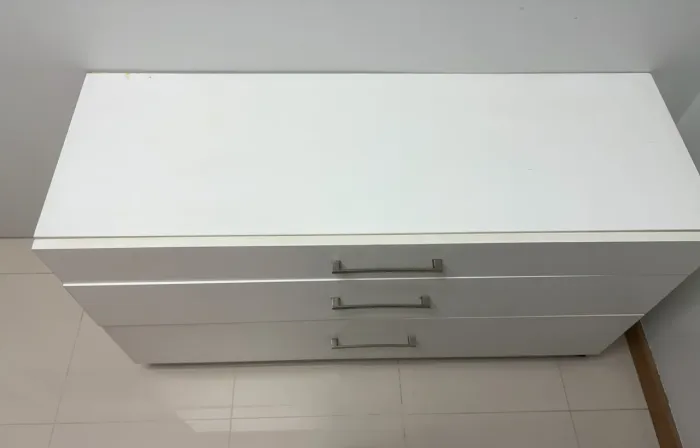 Cômoda com gavetas e rodinha
