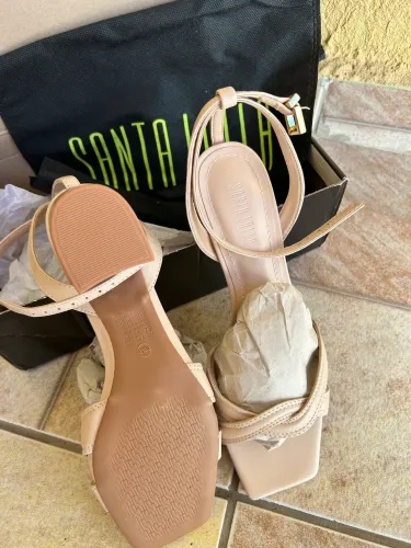 Vendo sandália Santa Lola nunca usada 