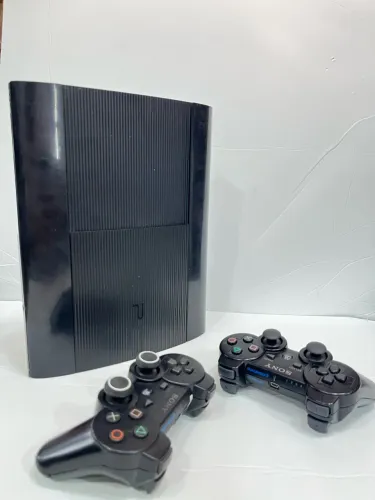 PlayStation 3 + 40 Jogos + 2 Controles