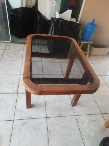 MESA DE MADEIRA COM TAMPO DE VIDRO RETANGULAR FUMÉ MADEIRA DE QUALIDADE COM MAIS DE 30 ANO