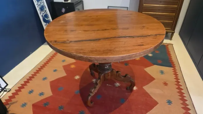 Mesa antiga tripé teca maciça entalhada