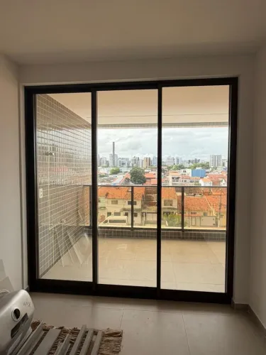 VENDO 3 portas de correr em cor escura, com vidro temperado