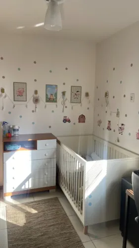 Berço e cômoda quarto bebê