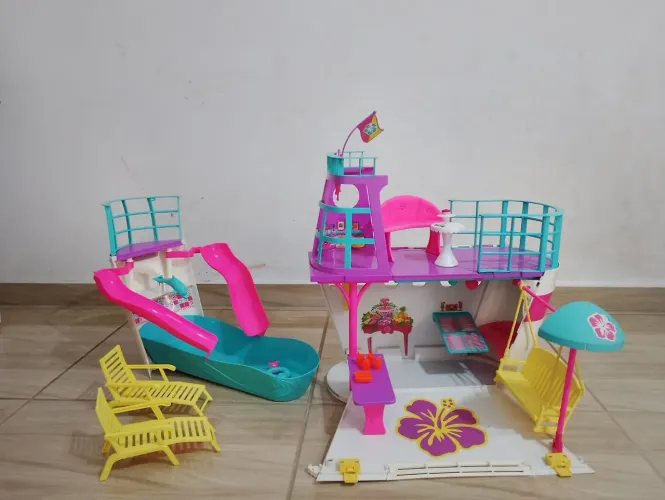 Navio da Barbie com boneca adolescente