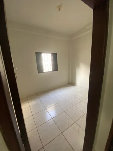 Aluga-se casa no bairro Planalto