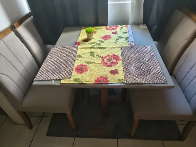 Mesa de jantar quadrada