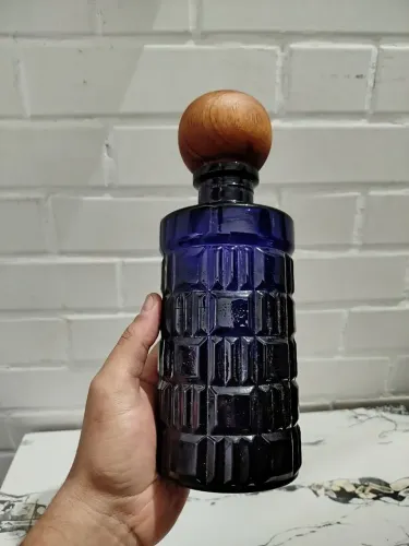 Garrafa licoreira decorada, azul cobalto, com tampa torneada de cedro 