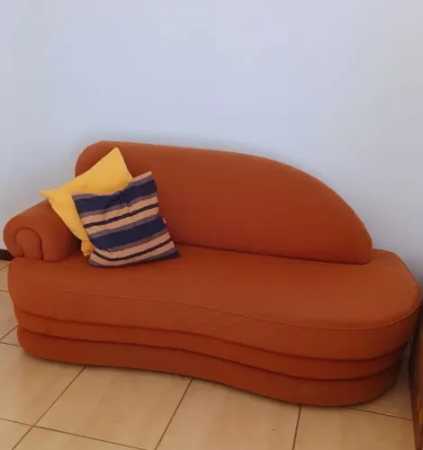 Sofá Divã em tecido aveludado