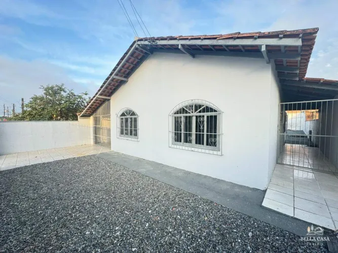 Casa com 04 quartos para alugar no Paranaguamirim