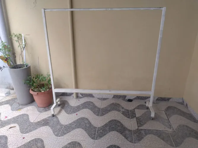 VENDE-SE ARARA DE FERRO COM RODINHAS