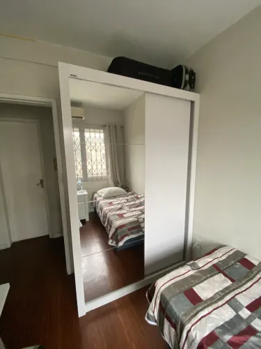 Guarda-roupa Carraro, com 2 portas de correr e espelho