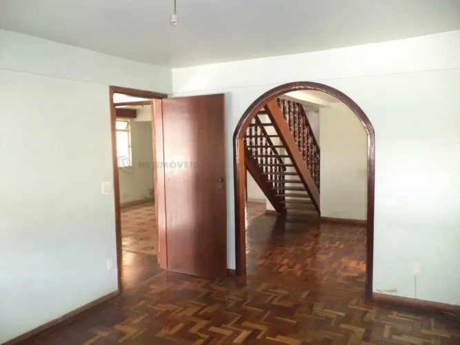 Casa ampla para uso comercial ou residencial com 350 m²;