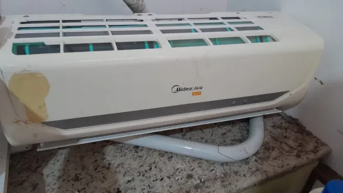 Evaporadora Ar-condicionado convencional Midea de 9000 BTUs.