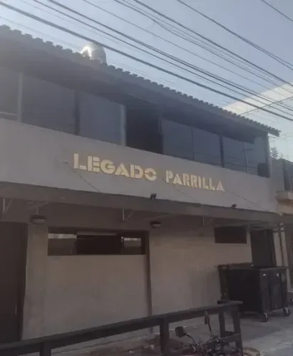 Fachada em acm com informações em pvc expandido