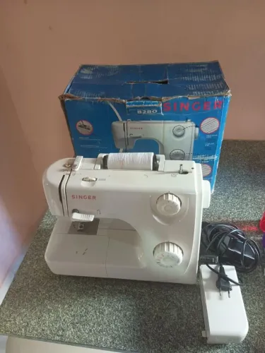 Vendo Máquina de Costura Singer Prelude 8280, em bom estado de conservação.