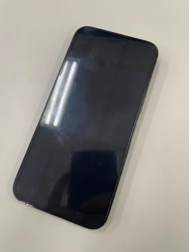 iPhone 14 Pro Max preto com detalhe