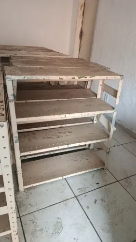 7 Prateleiras reforçadas em bom estado