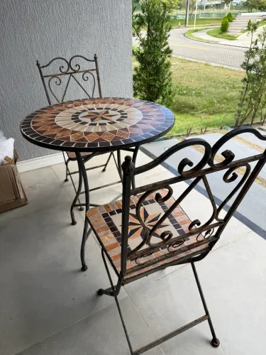 Mesa e cadeiras de jardim ferro e mosaico