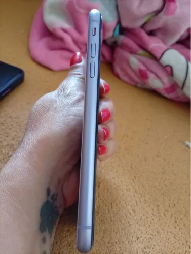 Vendo iPhone 11 novo sem nenhum marca de uso única dona celular todo original 