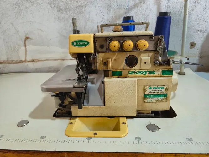 Máquina Overloque Industrial Zoje ZJ737A Completa com Mesa e Motor - Excelente Estrutura