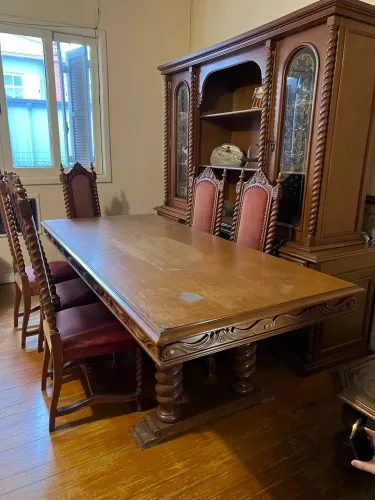 Cristaleira e mesa de jantar