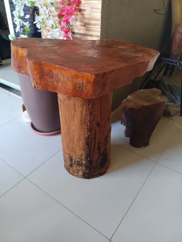 Mesa em madeira maciça rústica tratada e envernizada