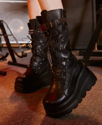 Bota preta com plataforma