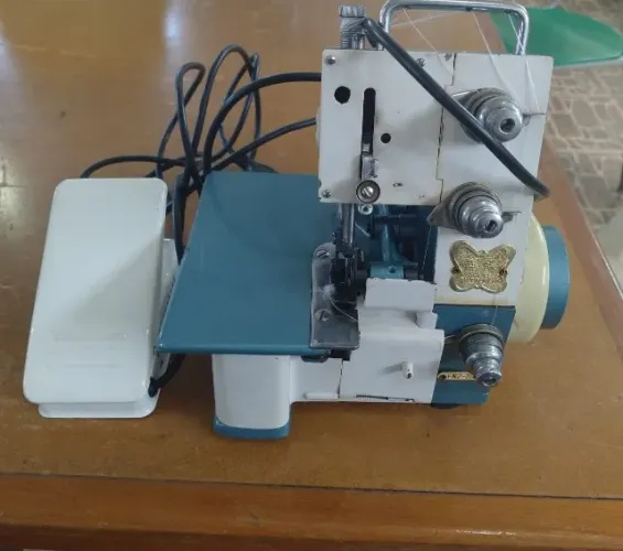 Overlock portátil "Chinesinha" usada, ótimo estado de conservação.
