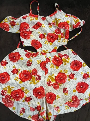 Macaquinho floral Rosas vermelhas ombro à ombro