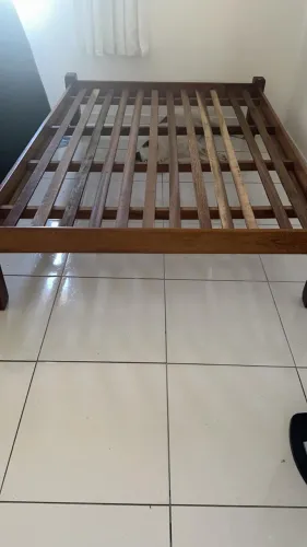 Cama de madeira nobre