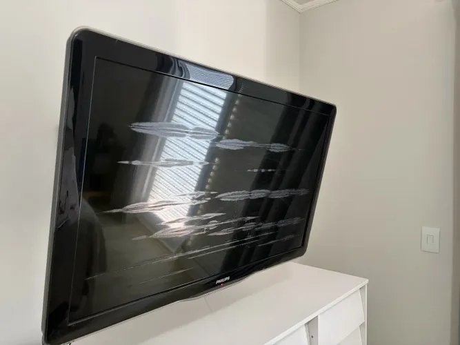 TV Philips 40polegadas tela danificada para doação 