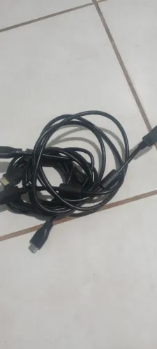 2 cabos HDMI e 1 cabo displayport tudo por 35 