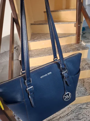 Bolsa original MK novíssima vendendo pq estou precisando do dinheiro!! OP UNICA OPROVENTEM