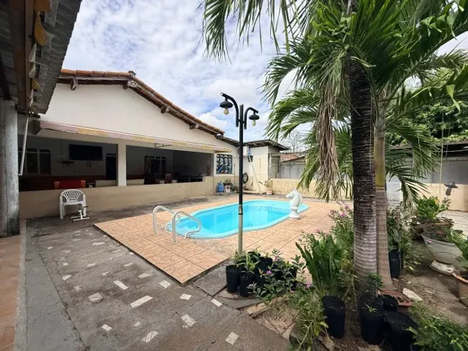 Aluga-se casa mobiliada no Bairro Aparecida com 04 quartos e piscina