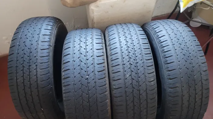 4 pneu Bridgestone estão meia vida 550 reais 215 /65/16