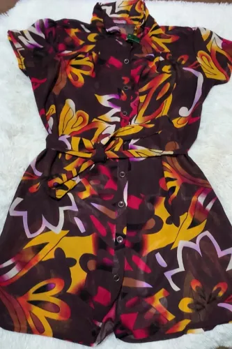 Roupas, variadas peças e tamanhos.