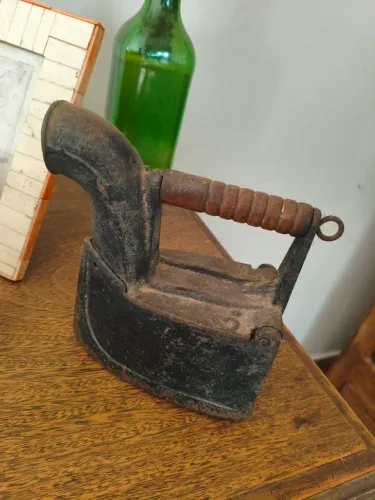 Ferro de passar antigo
