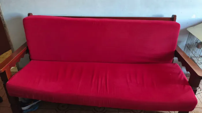 Sofá de madeira e 2 poltronas