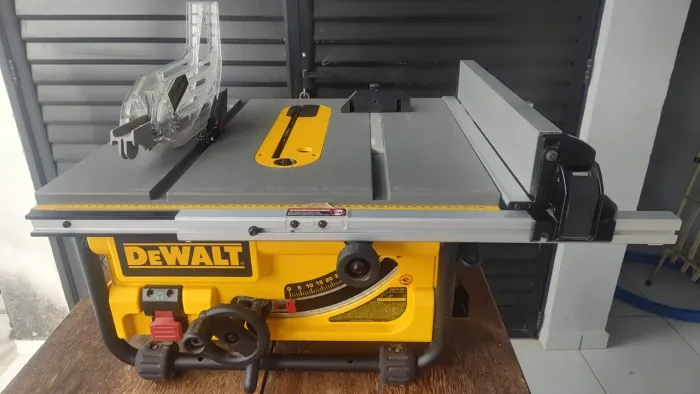 DeWALT Serra de Bancada de 254mm (10") - DW745