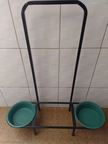 Comedouro elevado duplo em ferro 