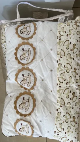 Protetor de berço tema cavalinho, branco, Marrom e bege